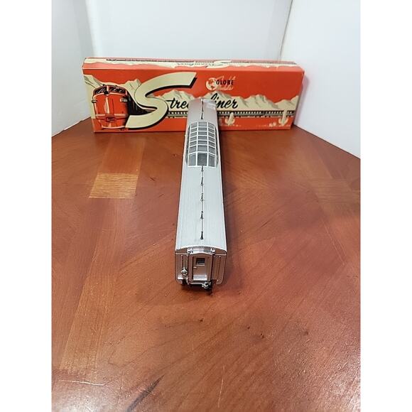 Globe Models Streamliner Coach Santa Fe Ho Scale Decorated Kit Assembled - Picture 3 of 6